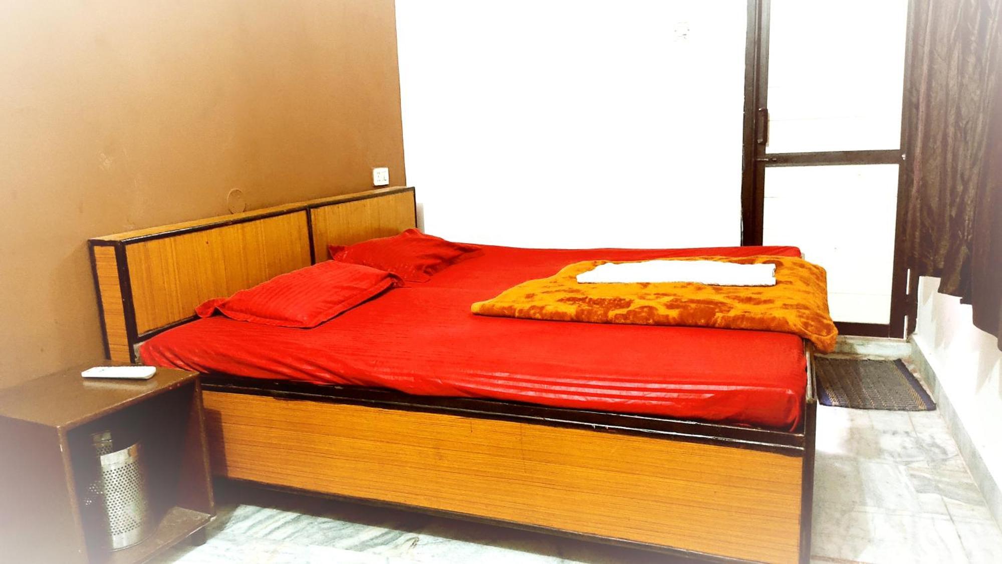 Raja Guest House -- Jalandhar Railway Station -- For Family, Couples, Travellers Exterior photo