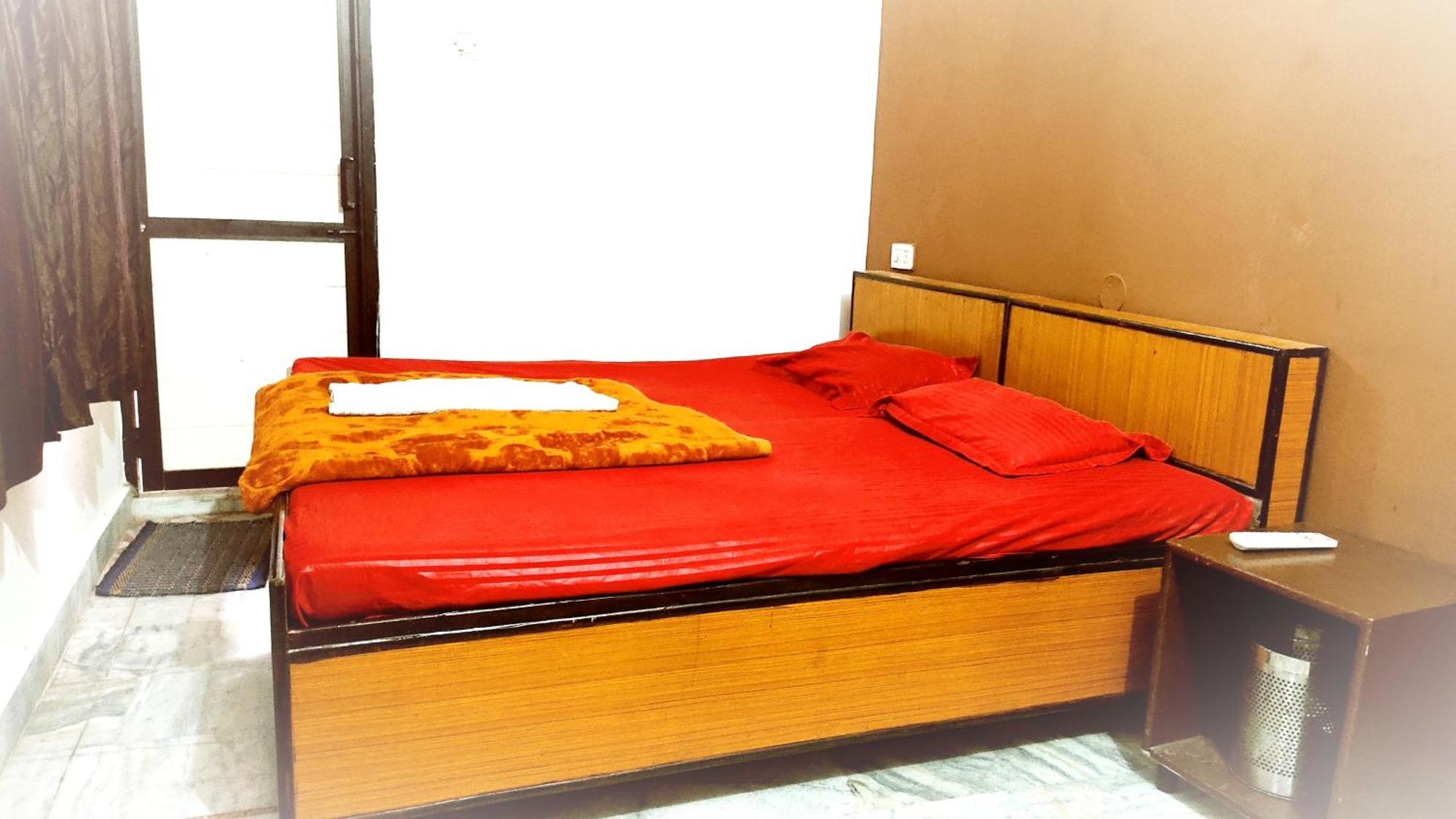 Raja Guest House -- Jalandhar Railway Station -- For Family, Couples, Travellers Exterior photo